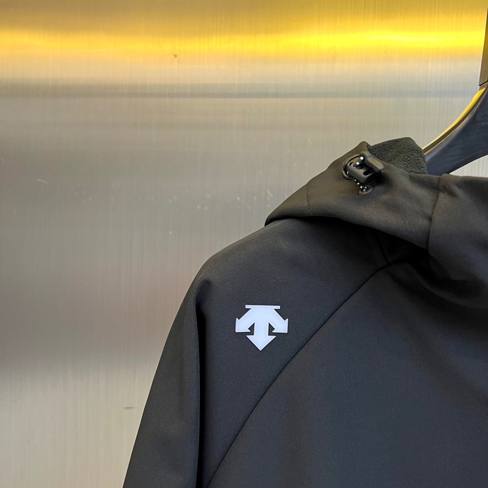 DESCENTE 迪桑特、2025秋冬新品男款户外防风抓绒保暖梭织运动夹克外套。以清新浅蓝色调演绎运动美