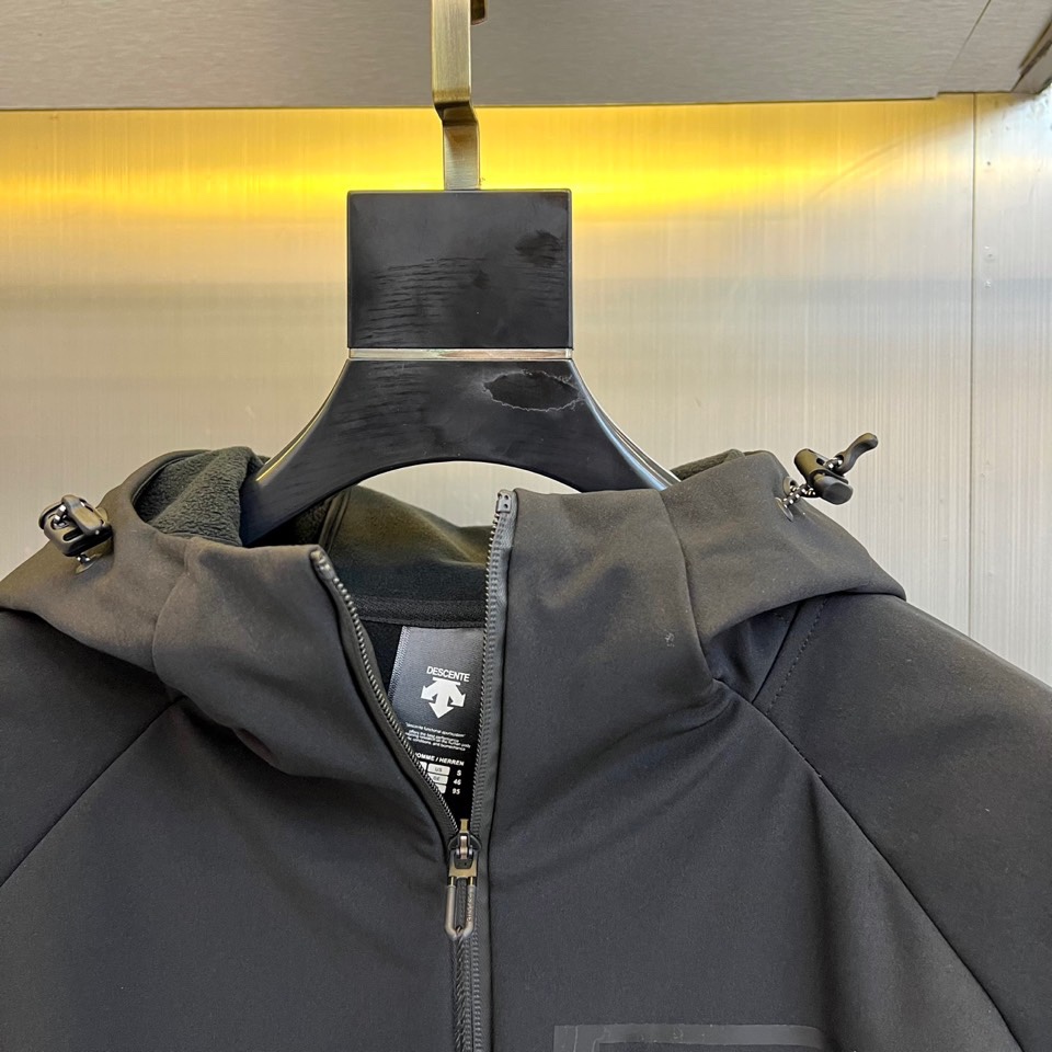 DESCENTE 迪桑特、2025秋冬新品男款户外防风抓绒保暖梭织运动夹克外套。以清新浅蓝色调演绎运动美