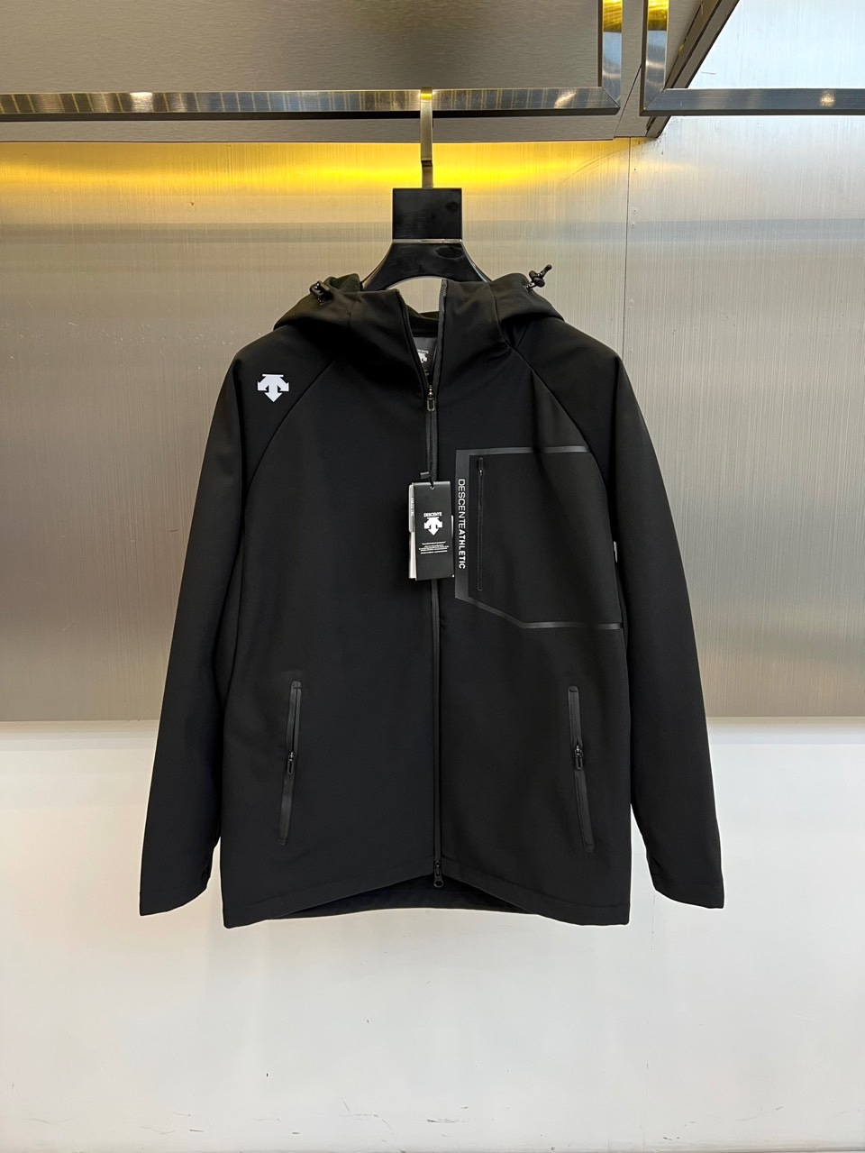 DESCENTE 迪桑特、2025秋冬新品男款户外防风抓绒保暖梭织运动夹克外套。以清新浅蓝色调演绎运动美