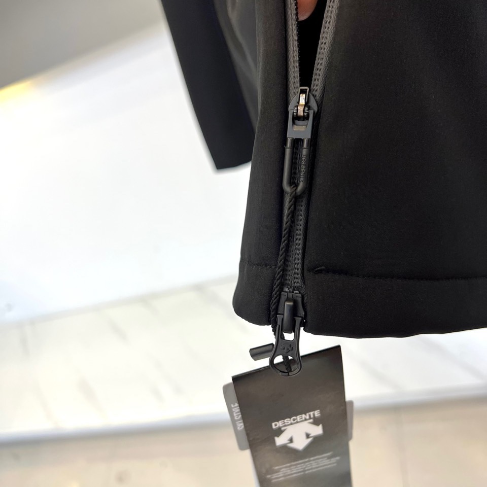 DESCENTE 迪桑特、2025秋冬新品男款户外防风抓绒保暖梭织运动夹克外套。以清新浅蓝色调演绎运动美