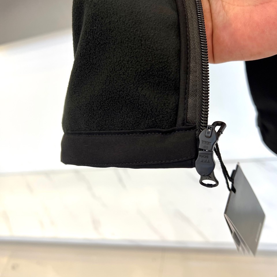 DESCENTE 迪桑特、2025秋冬新品男款户外防风抓绒保暖梭织运动夹克外套。以清新浅蓝色调演绎运动美