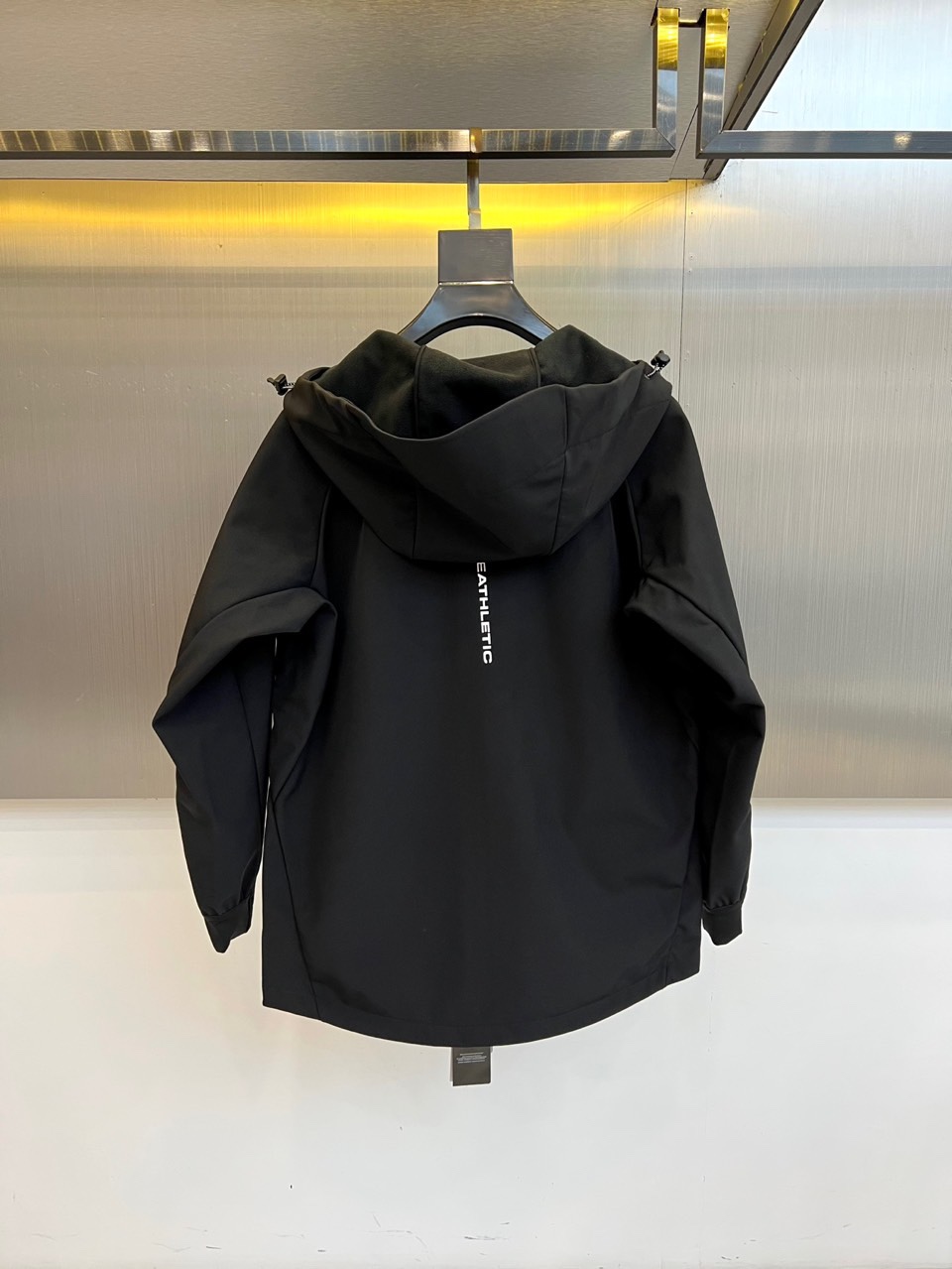 DESCENTE 迪桑特、2025秋冬新品男款户外防风抓绒保暖梭织运动夹克外套。以清新浅蓝色调演绎运动美