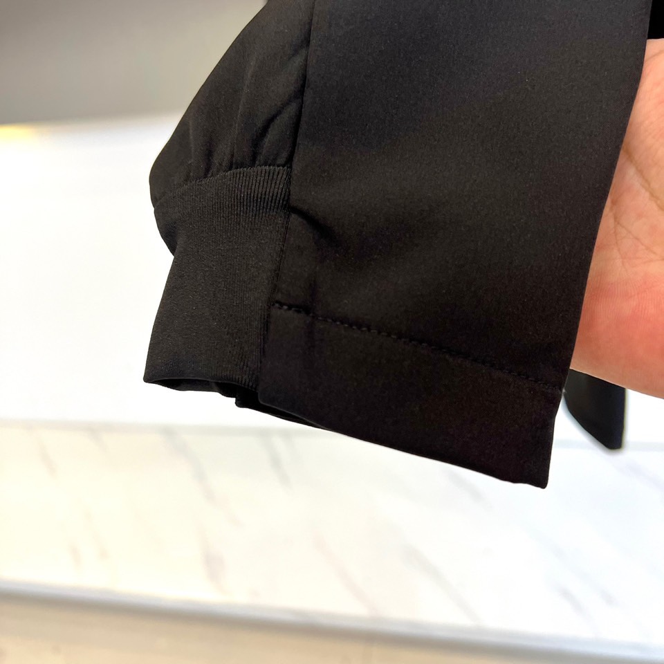 DESCENTE 迪桑特、2025秋冬新品男款户外防风抓绒保暖梭织运动夹克外套。以清新浅蓝色调演绎运动美