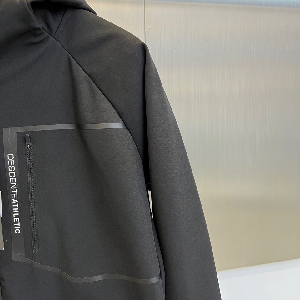 DESCENTE 迪桑特、2025秋冬新品男款户外防风抓绒保暖梭织运动夹克外套。以清新浅蓝色调演绎运动美