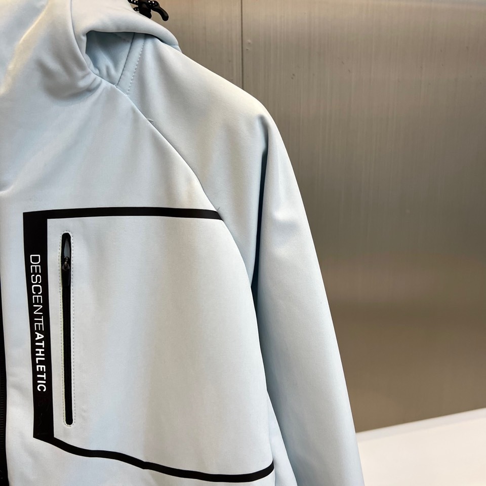 DESCENTE 迪桑特、2025秋冬新品男款户外防风抓绒保暖梭织运动夹克外套。以清新浅蓝色调演绎运动美