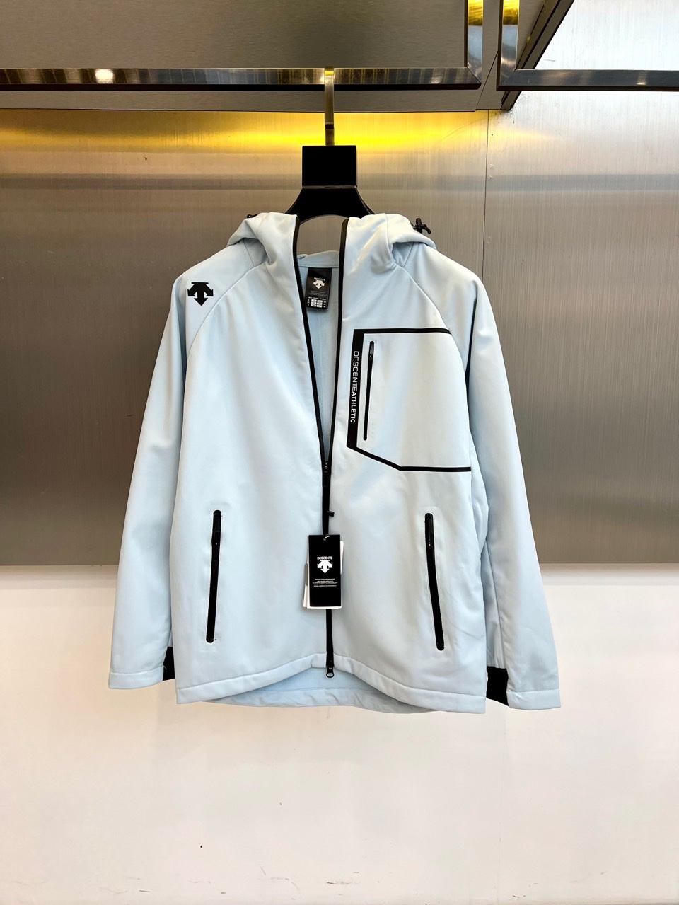 DESCENTE 迪桑特、2025秋冬新品男款户外防风抓绒保暖梭织运动夹克外套。以清新浅蓝色调演绎运动美