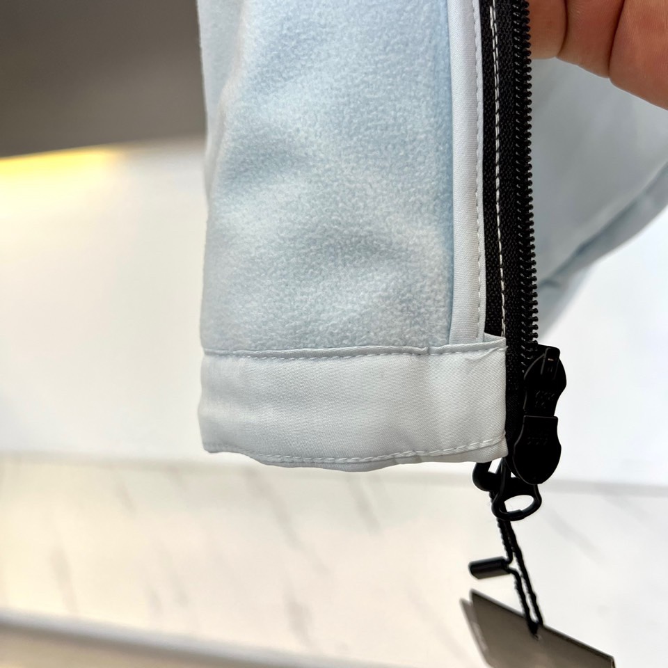 DESCENTE 迪桑特、2025秋冬新品男款户外防风抓绒保暖梭织运动夹克外套。以清新浅蓝色调演绎运动美