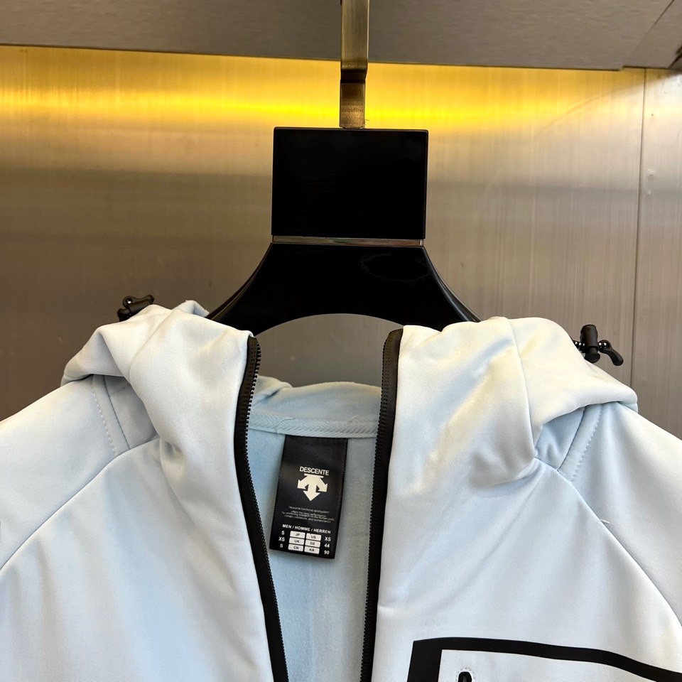 DESCENTE 迪桑特、2025秋冬新品男款户外防风抓绒保暖梭织运动夹克外套。以清新浅蓝色调演绎运动美