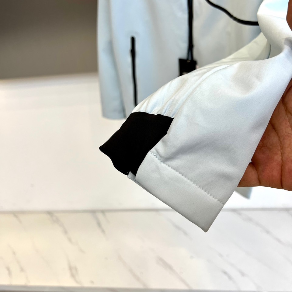 DESCENTE 迪桑特、2025秋冬新品男款户外防风抓绒保暖梭织运动夹克外套。以清新浅蓝色调演绎运动美