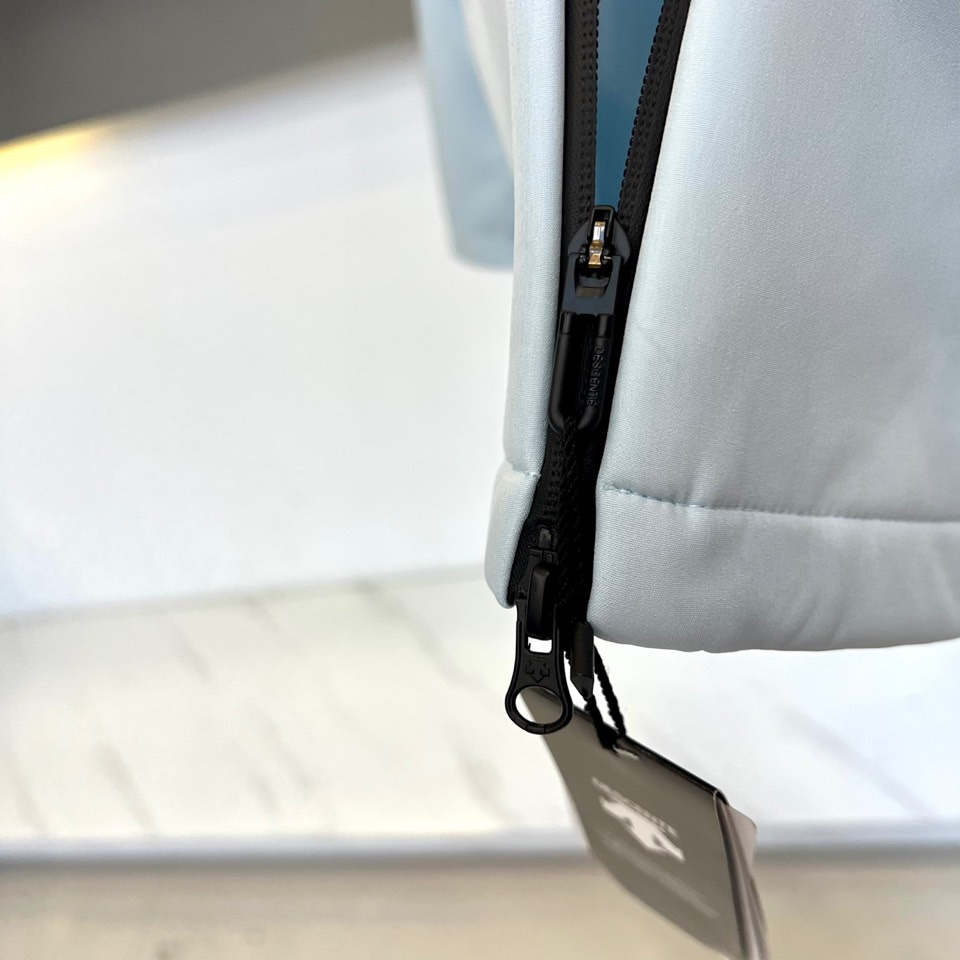 DESCENTE 迪桑特、2025秋冬新品男款户外防风抓绒保暖梭织运动夹克外套。以清新浅蓝色调演绎运动美