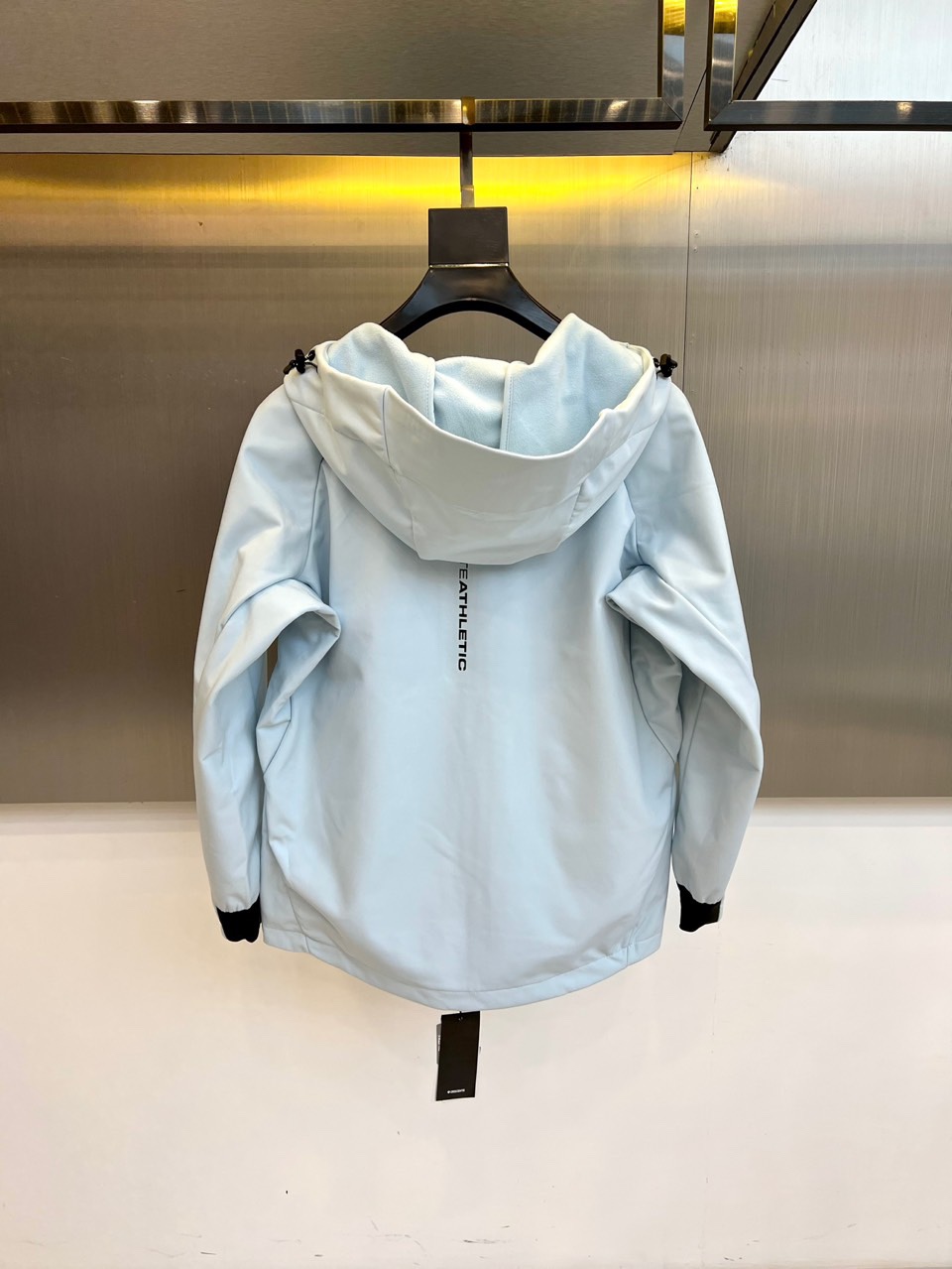 DESCENTE 迪桑特、2025秋冬新品男款户外防风抓绒保暖梭织运动夹克外套。以清新浅蓝色调演绎运动美