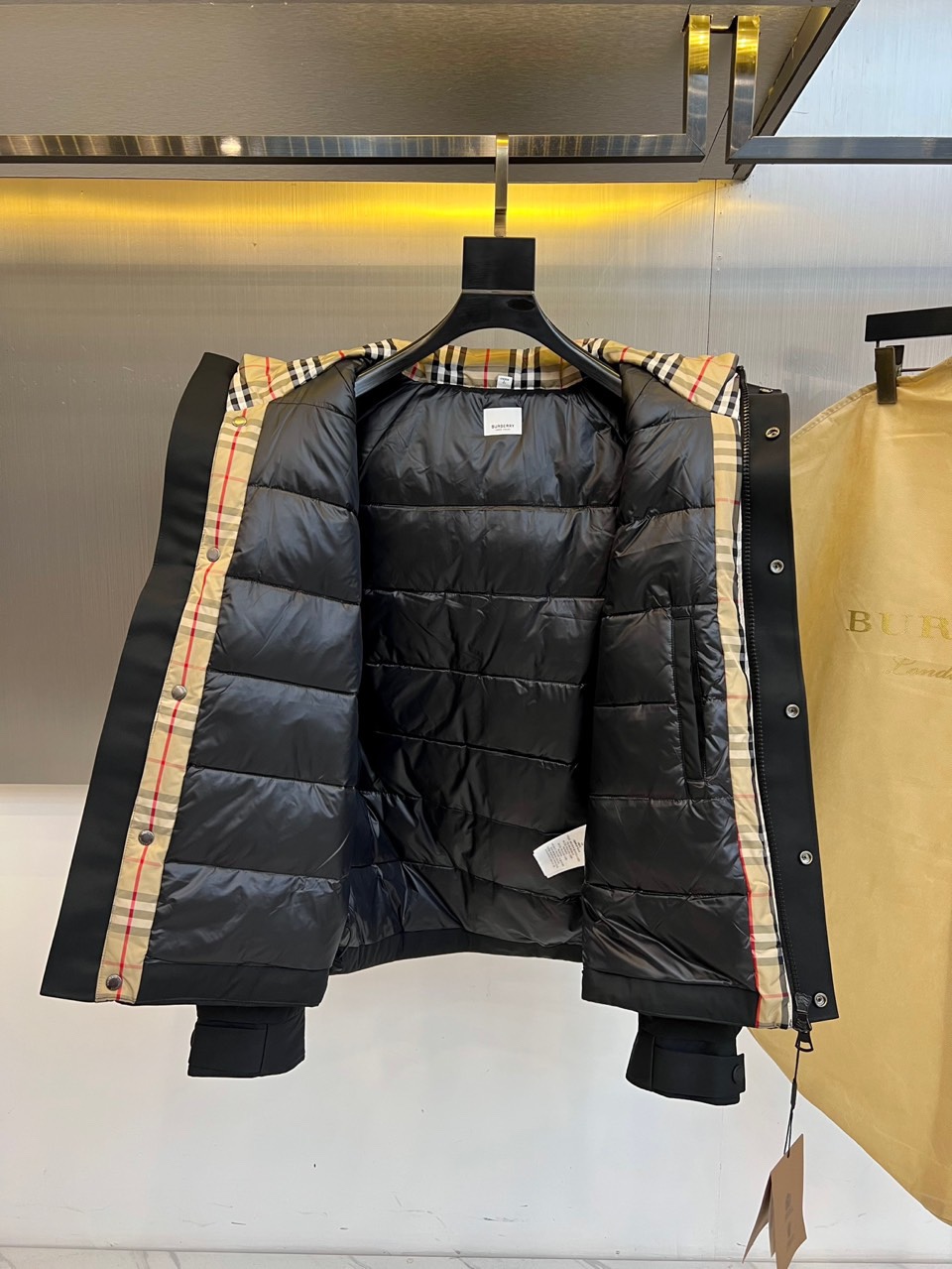 Bur巴宝莉（高端白鹅绒）、2025秋冬新品男士连帽羽绒外套，以经典卡其色演绎现代英伦风尚。立体剪裁的连