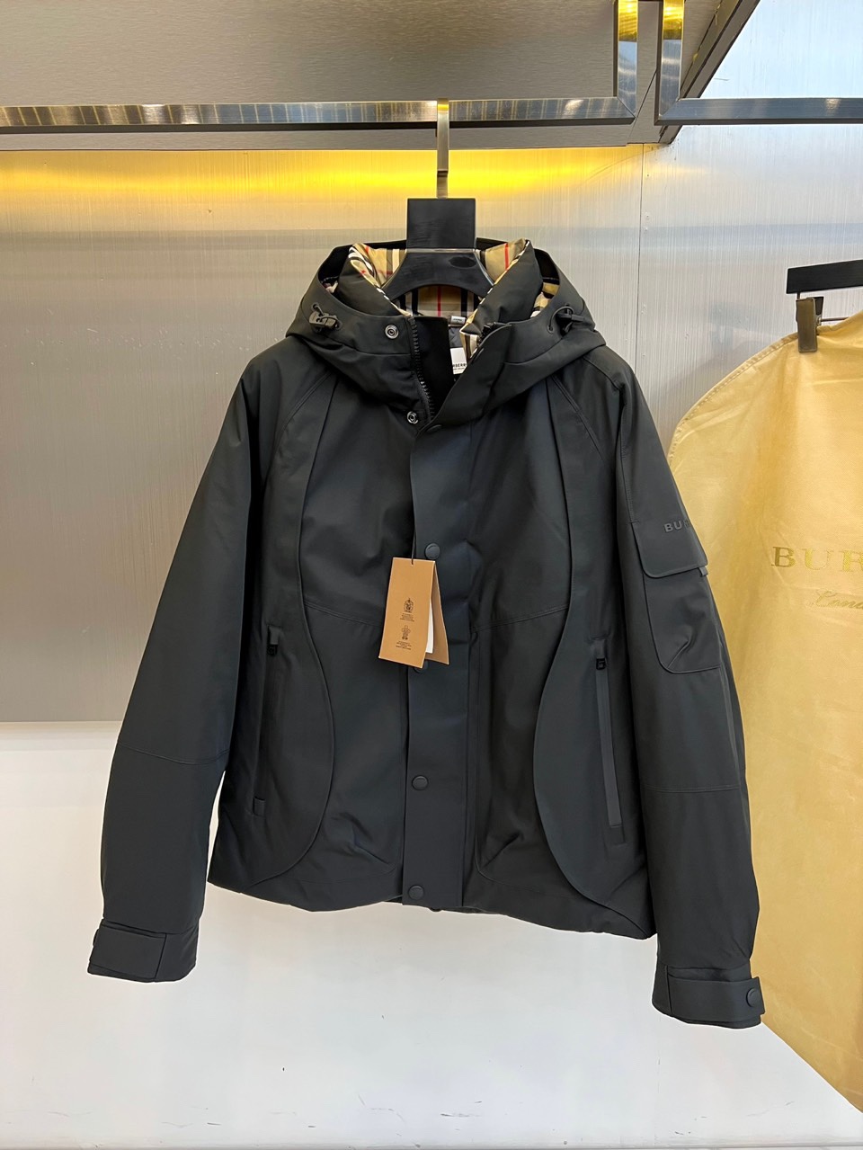 Bur巴宝莉（高端白鹅绒）、2025秋冬新品男士连帽羽绒外套，以经典卡其色演绎现代英伦风尚。立体剪裁的连