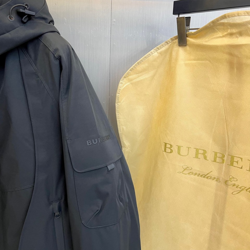 Bur巴宝莉（高端白鹅绒）、2025秋冬新品男士连帽羽绒外套，以经典卡其色演绎现代英伦风尚。立体剪裁的连