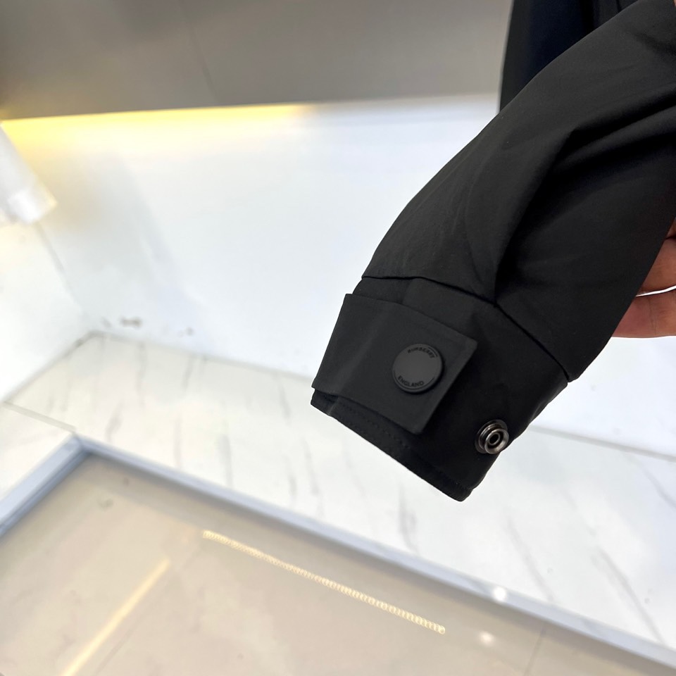 Bur巴宝莉（高端白鹅绒）、2025秋冬新品男士连帽羽绒外套，以经典卡其色演绎现代英伦风尚。立体剪裁的连