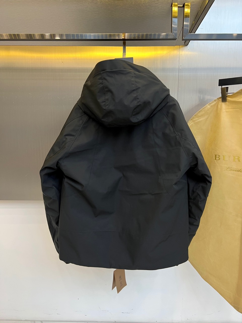 Bur巴宝莉（高端白鹅绒）、2025秋冬新品男士连帽羽绒外套，以经典卡其色演绎现代英伦风尚。立体剪裁的连