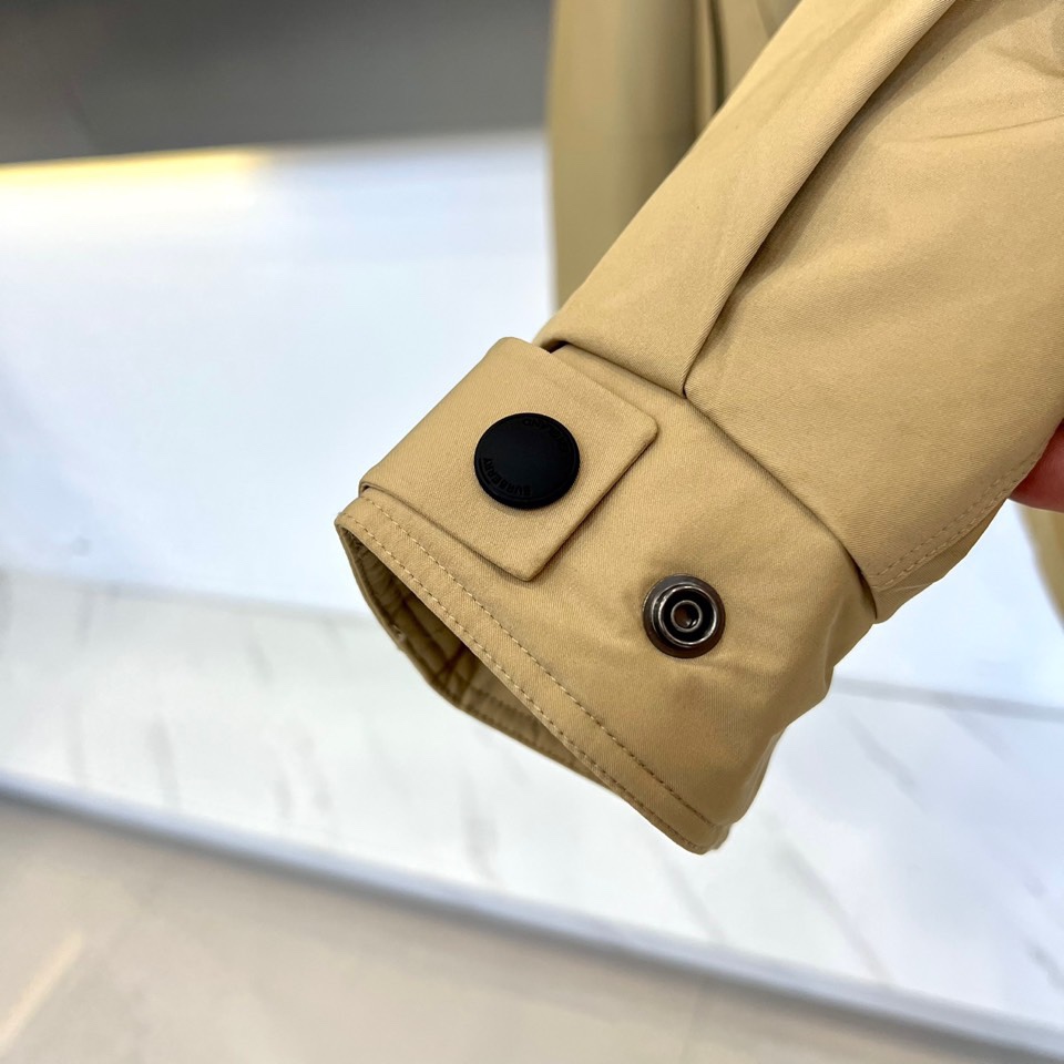 Bur巴宝莉（高端白鹅绒）、2025秋冬新品男士连帽羽绒外套，以经典卡其色演绎现代英伦风尚。立体剪裁的连