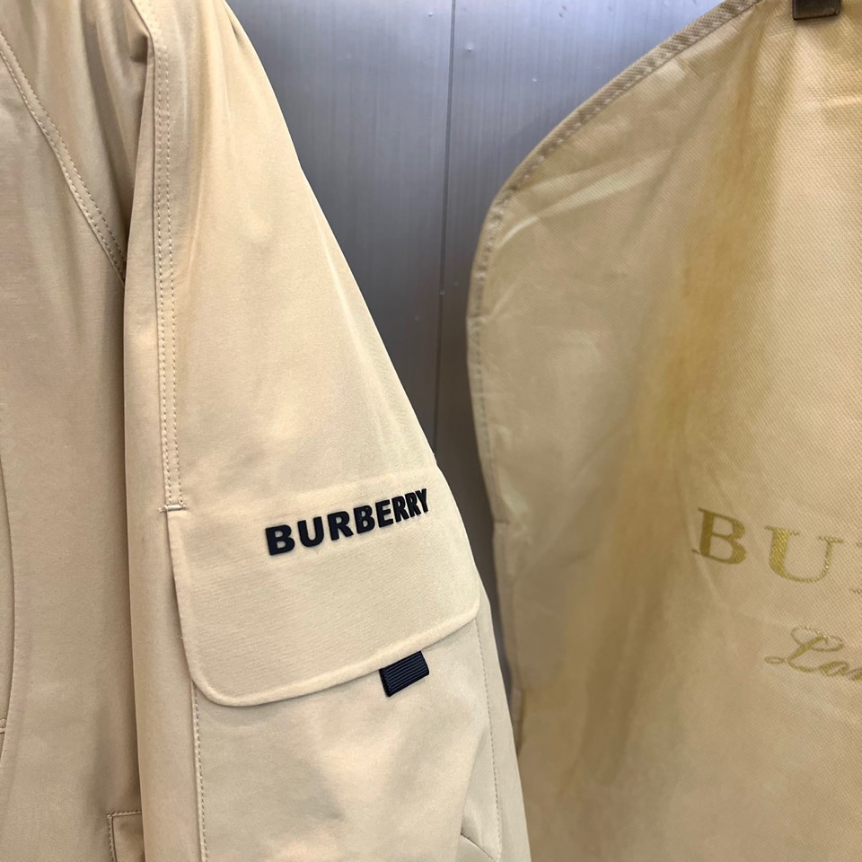 Bur巴宝莉（高端白鹅绒）、2025秋冬新品男士连帽羽绒外套，以经典卡其色演绎现代英伦风尚。立体剪裁的连