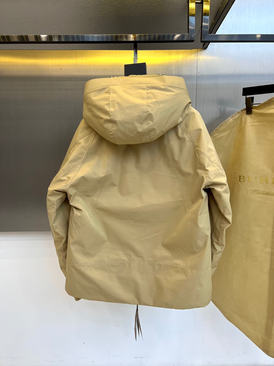 Bur巴宝莉（高端白鹅绒）、2025秋冬新品男士连帽羽绒外套，以经典卡其色演绎现代英伦风尚。立体剪裁的连