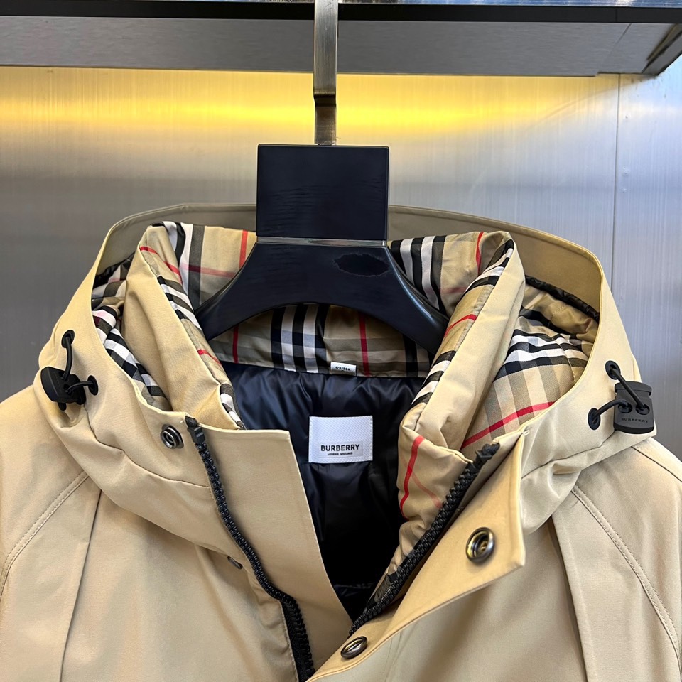 Bur巴宝莉（高端白鹅绒）、2025秋冬新品男士连帽羽绒外套，以经典卡其色演绎现代英伦风尚。立体剪裁的连