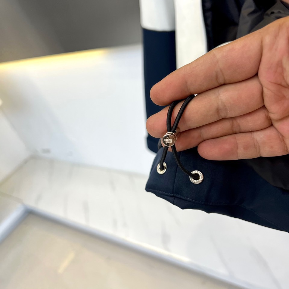 Mon蒙口（高端鹅绒）、2025秋冬新品撞色连帽滑雪服羽绒外套，以创新设计诠释都市机能美学。款式采用独特