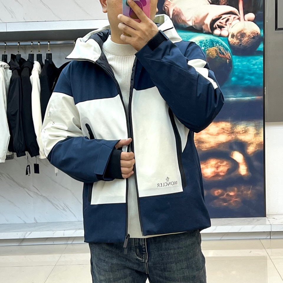 Mon蒙口（高端鹅绒）、2025秋冬新品撞色连帽滑雪服羽绒外套，以创新设计诠释都市机能美学。款式采用独特