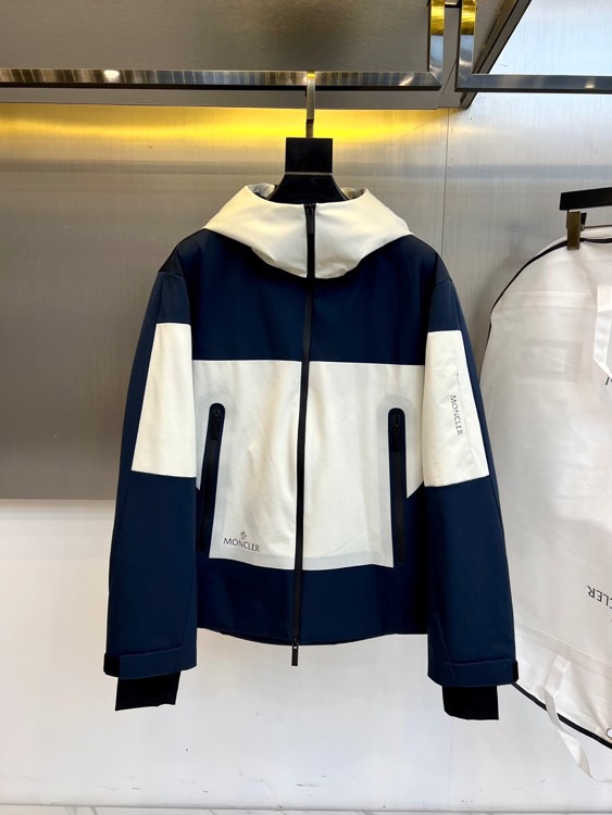 Mon蒙口（高端鹅绒）、2025秋冬新品撞色连帽滑雪服羽绒外套，以创新设计诠释都市机能美学。款式采用独特