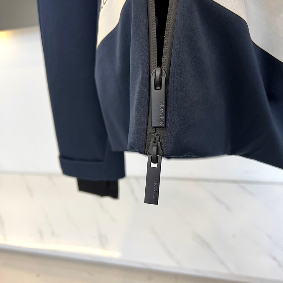 Mon蒙口（高端鹅绒）、2025秋冬新品撞色连帽滑雪服羽绒外套，以创新设计诠释都市机能美学。款式采用独特