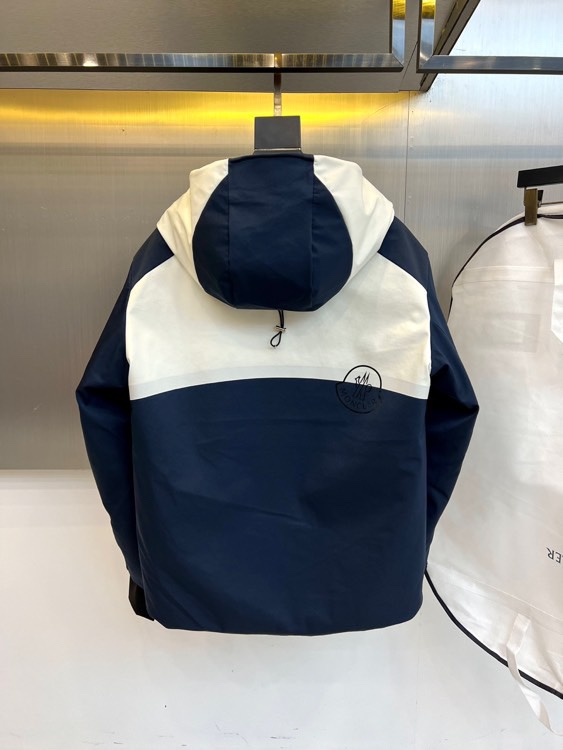 Mon蒙口（高端鹅绒）、2025秋冬新品撞色连帽滑雪服羽绒外套，以创新设计诠释都市机能美学。款式采用独特