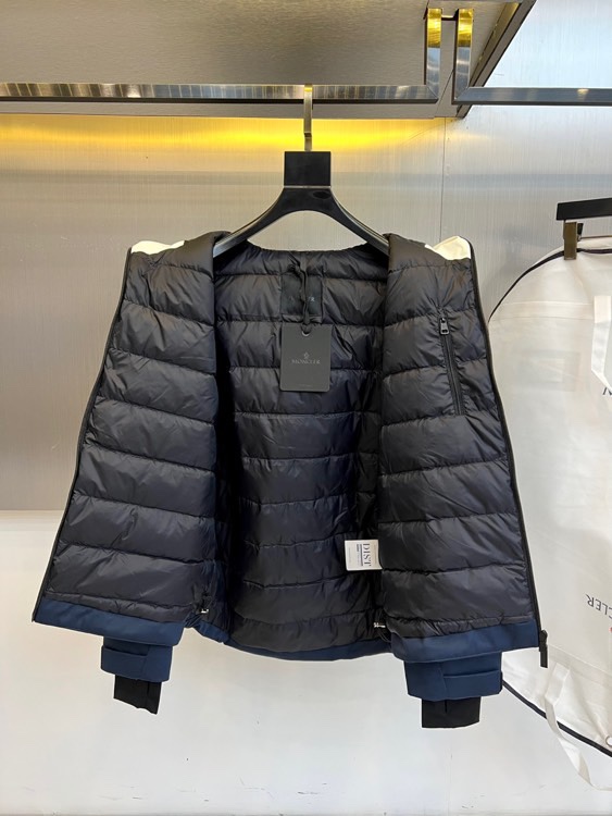 Mon蒙口（高端鹅绒）、2025秋冬新品撞色连帽滑雪服羽绒外套，以创新设计诠释都市机能美学。款式采用独特