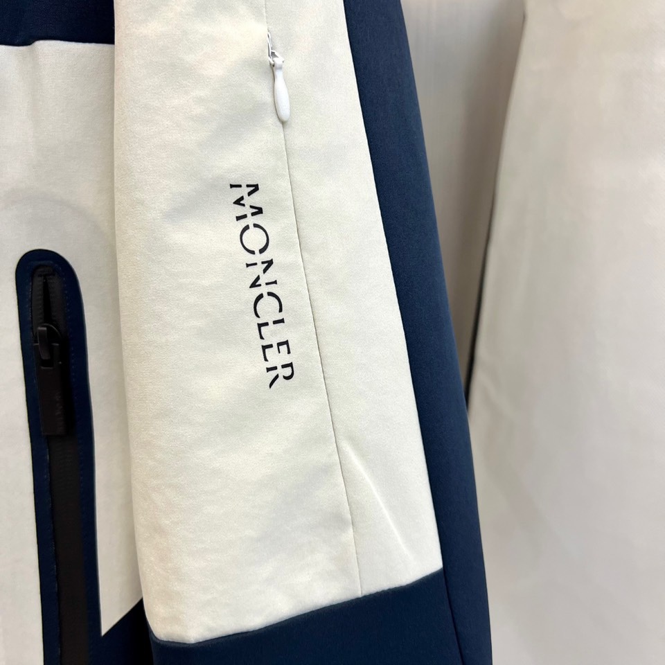 Mon蒙口（高端鹅绒）、2025秋冬新品撞色连帽滑雪服羽绒外套，以创新设计诠释都市机能美学。款式采用独特