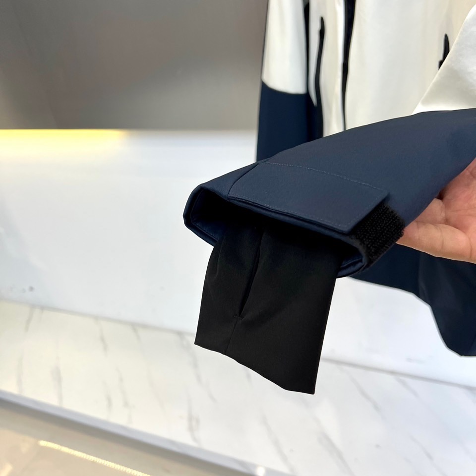 Mon蒙口（高端鹅绒）、2025秋冬新品撞色连帽滑雪服羽绒外套，以创新设计诠释都市机能美学。款式采用独特