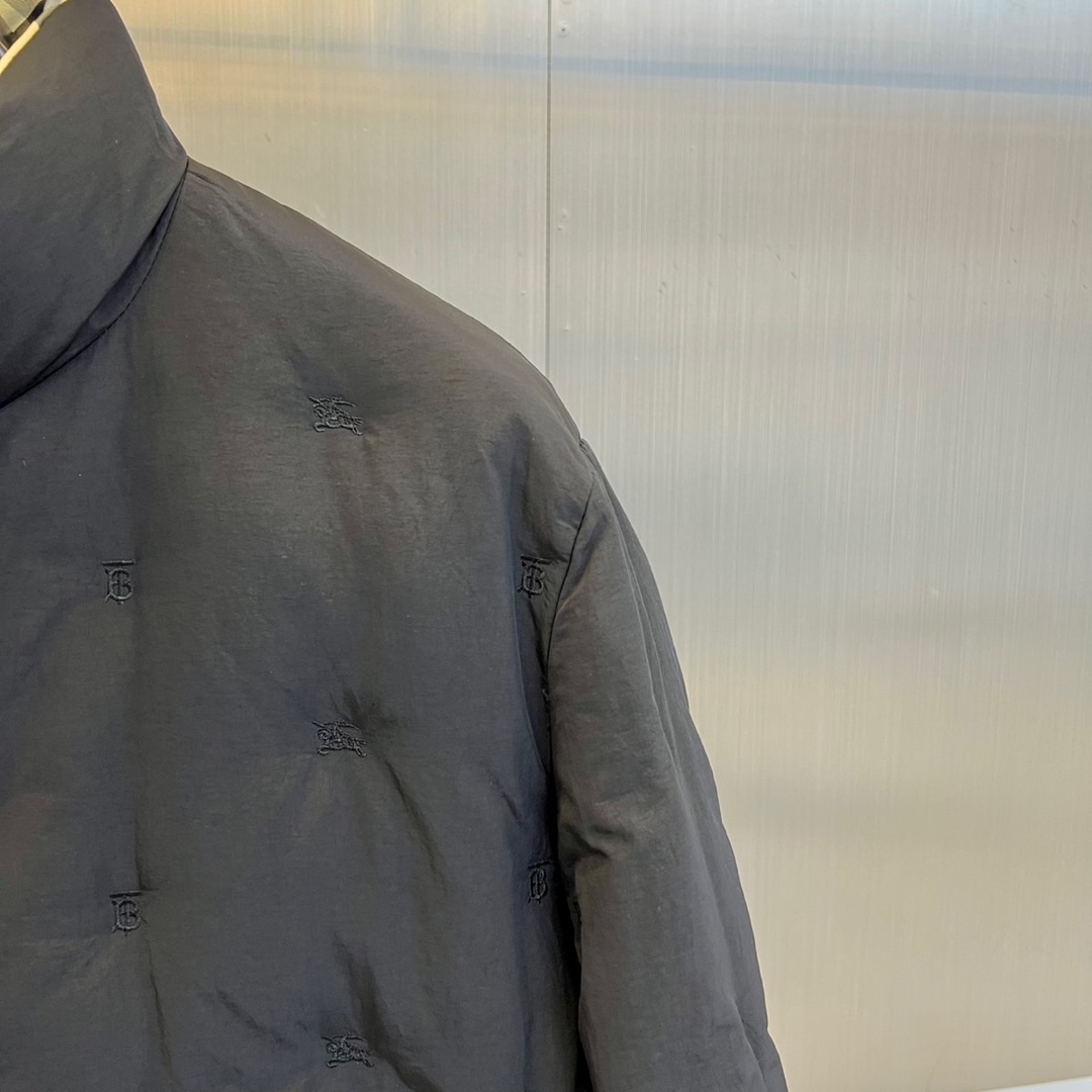 Bur巴宝莉、2025秋冬系列推出创新双面穿羽绒服，真正实现一衣多穿的高效时尚理念。正面采用品牌标志性米