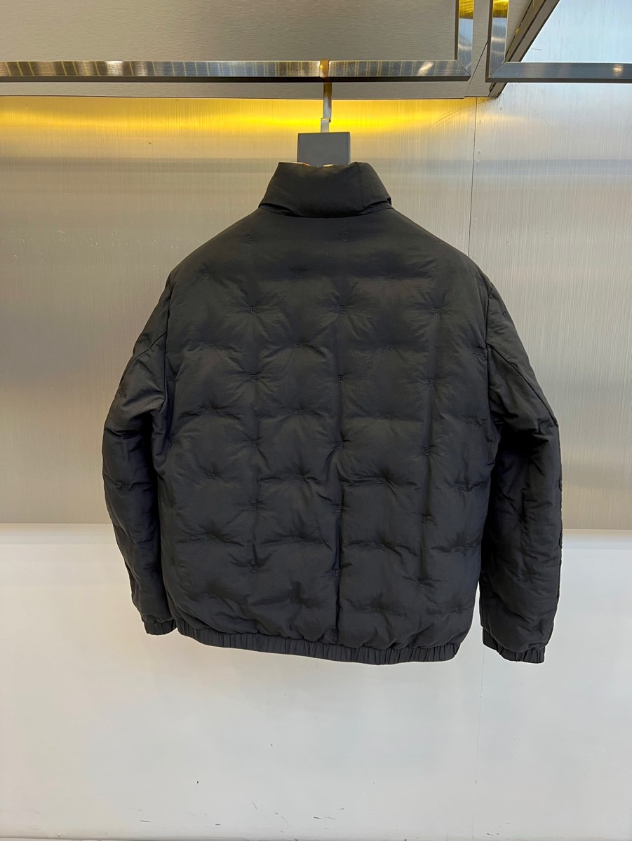 Bur巴宝莉、2025秋冬系列推出创新双面穿羽绒服，真正实现一衣多穿的高效时尚理念。正面采用品牌标志性米