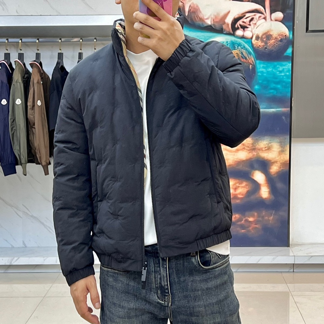 Bur巴宝莉、2025秋冬系列推出创新双面穿羽绒服，真正实现一衣多穿的高效时尚理念。正面采用品牌标志性米