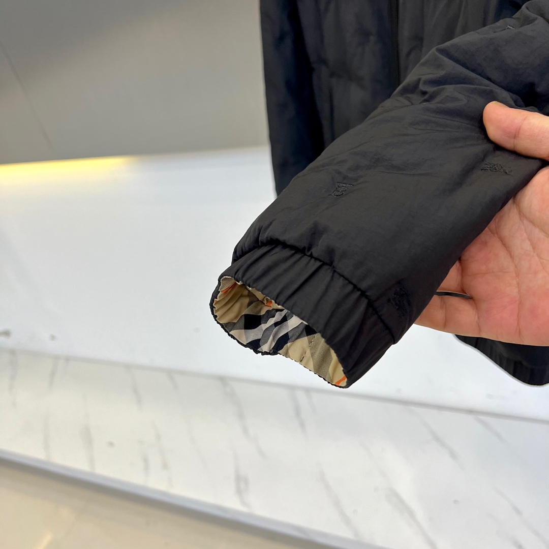 Bur巴宝莉、2025秋冬系列推出创新双面穿羽绒服，真正实现一衣多穿的高效时尚理念。正面采用品牌标志性米