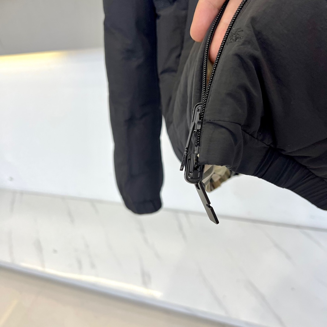 Bur巴宝莉、2025秋冬系列推出创新双面穿羽绒服，真正实现一衣多穿的高效时尚理念。正面采用品牌标志性米