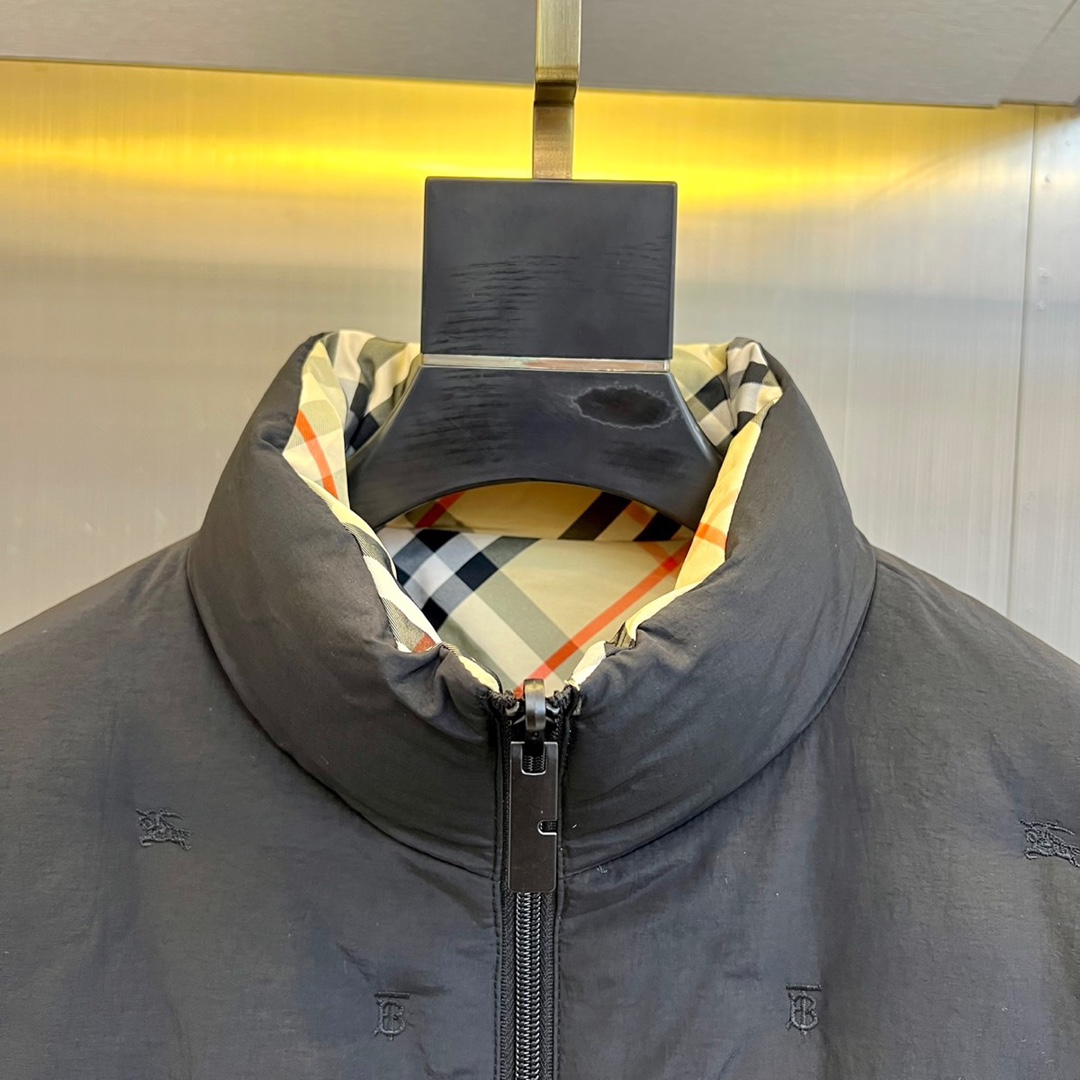 Bur巴宝莉、2025秋冬系列推出创新双面穿羽绒服，真正实现一衣多穿的高效时尚理念。正面采用品牌标志性米