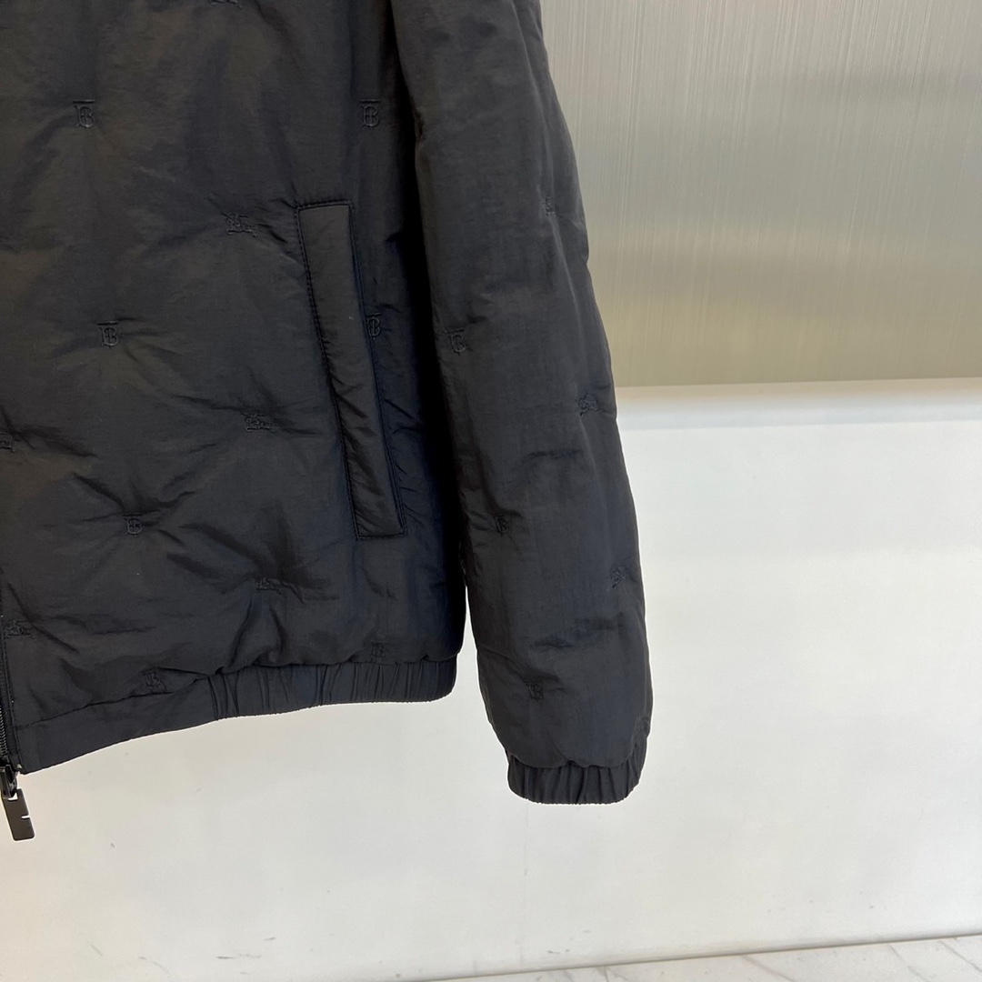 Bur巴宝莉、2025秋冬系列推出创新双面穿羽绒服，真正实现一衣多穿的高效时尚理念。正面采用品牌标志性米