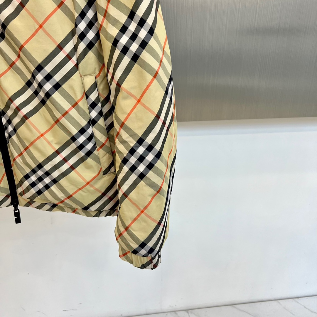 Bur巴宝莉、2025秋冬系列推出创新双面穿羽绒服，真正实现一衣多穿的高效时尚理念。正面采用品牌标志性米