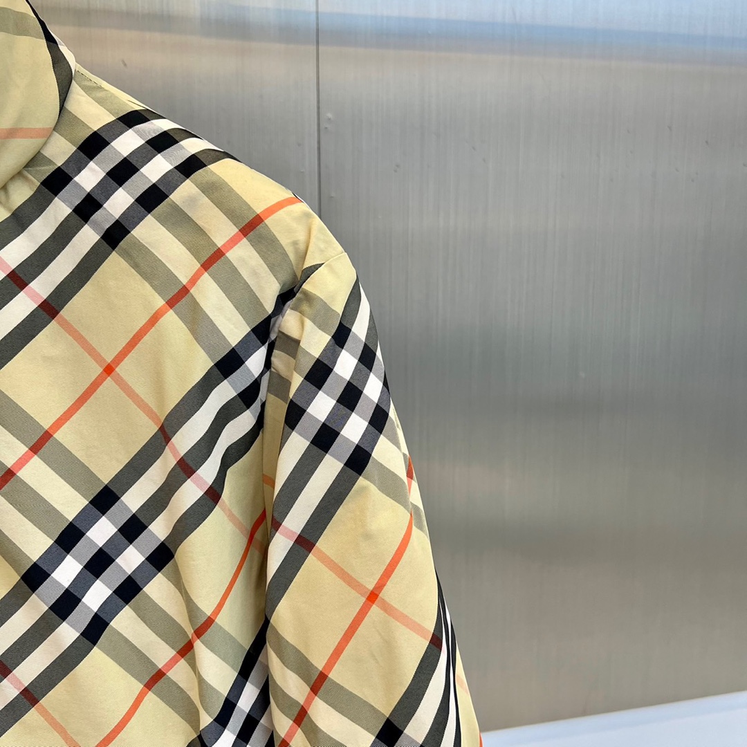 Bur巴宝莉、2025秋冬系列推出创新双面穿羽绒服，真正实现一衣多穿的高效时尚理念。正面采用品牌标志性米