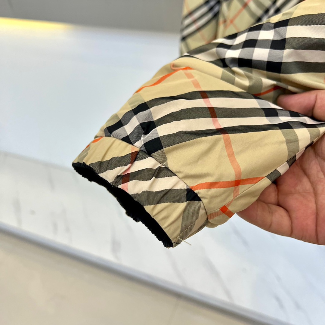 Bur巴宝莉、2025秋冬系列推出创新双面穿羽绒服，真正实现一衣多穿的高效时尚理念。正面采用品牌标志性米