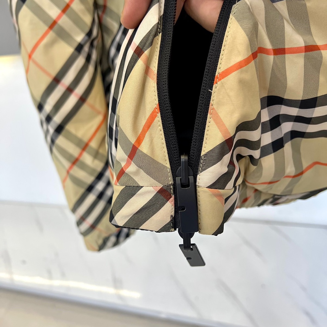 Bur巴宝莉、2025秋冬系列推出创新双面穿羽绒服，真正实现一衣多穿的高效时尚理念。正面采用品牌标志性米