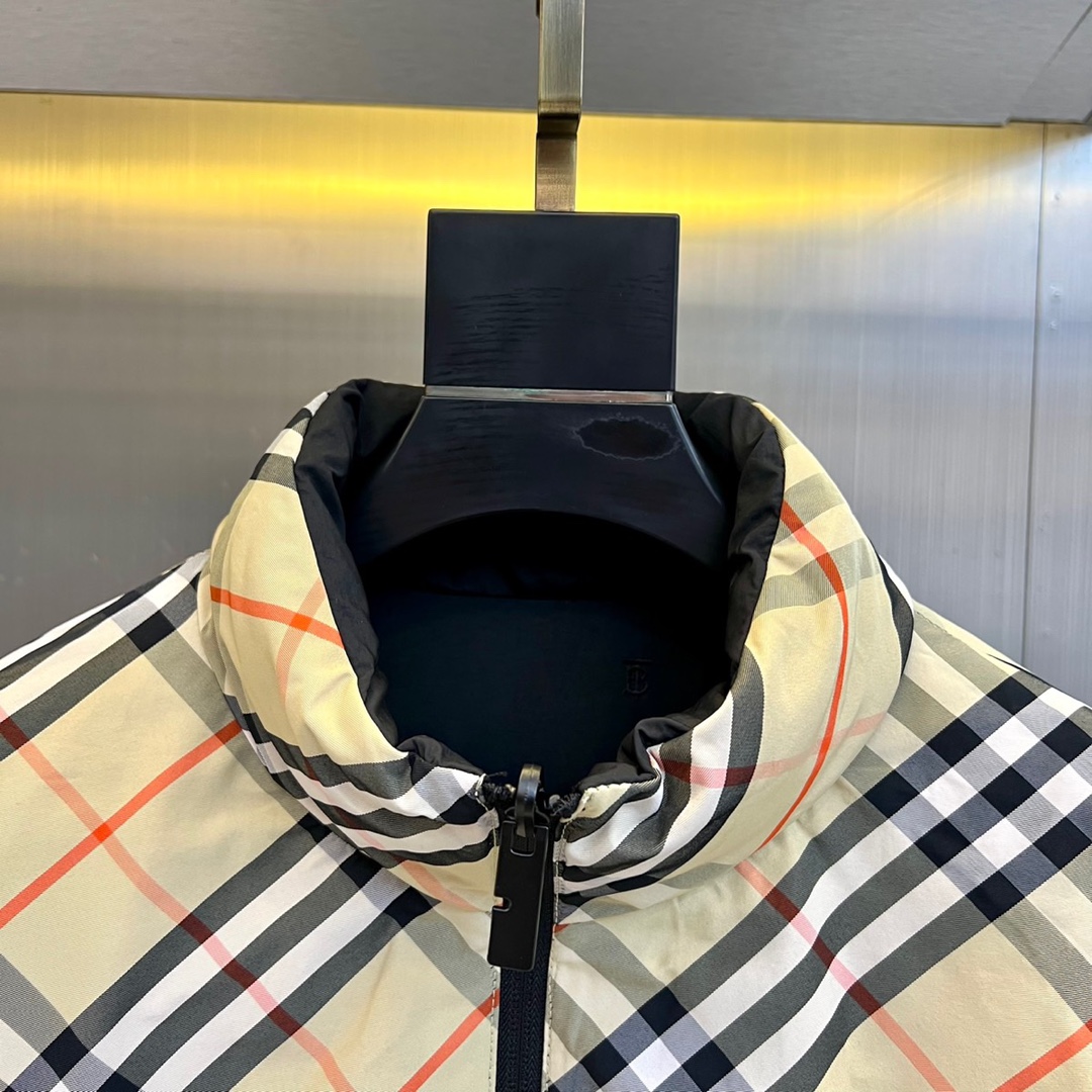 Bur巴宝莉、2025秋冬系列推出创新双面穿羽绒服，真正实现一衣多穿的高效时尚理念。正面采用品牌标志性米