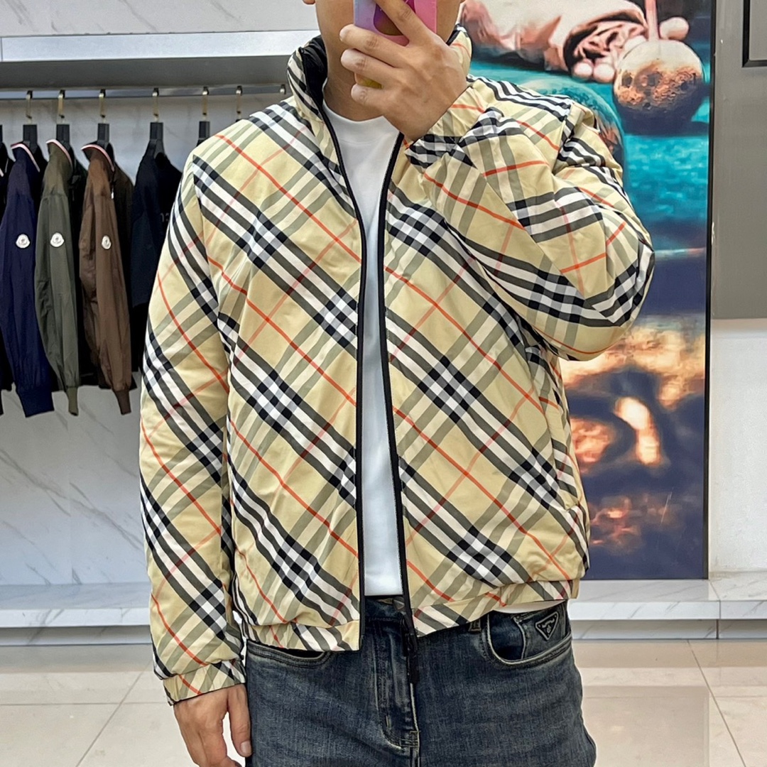 Bur巴宝莉、2025秋冬系列推出创新双面穿羽绒服，真正实现一衣多穿的高效时尚理念。正面采用品牌标志性米