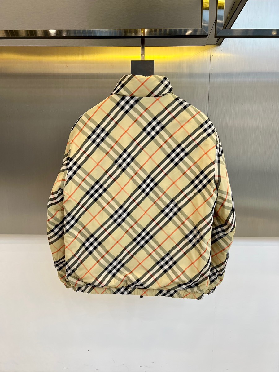 Bur巴宝莉、2025秋冬系列推出创新双面穿羽绒服，真正实现一衣多穿的高效时尚理念。正面采用品牌标志性米