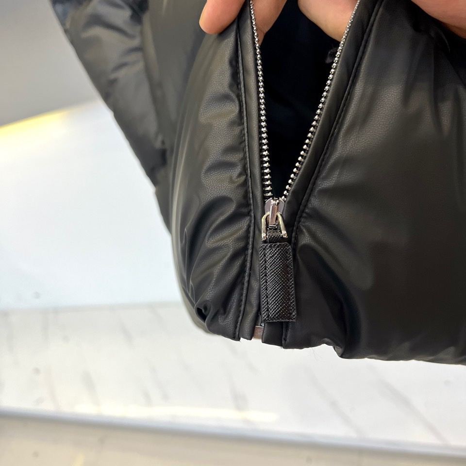 Prad普拉、2025秋冬新品 PRADA黑色绗缝羽绒马甲，这款马甲采用立领无袖设计，通过精准的菱形绗缝