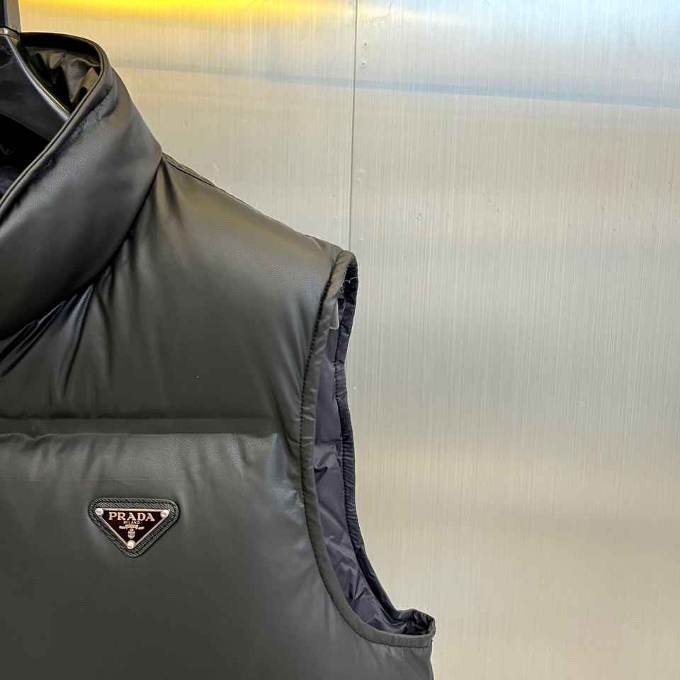 Prad普拉、2025秋冬新品 PRADA黑色绗缝羽绒马甲，这款马甲采用立领无袖设计，通过精准的菱形绗缝