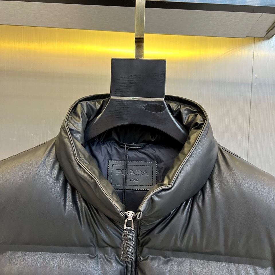 Prad普拉、2025秋冬新品 PRADA黑色绗缝羽绒马甲，这款马甲采用立领无袖设计，通过精准的菱形绗缝