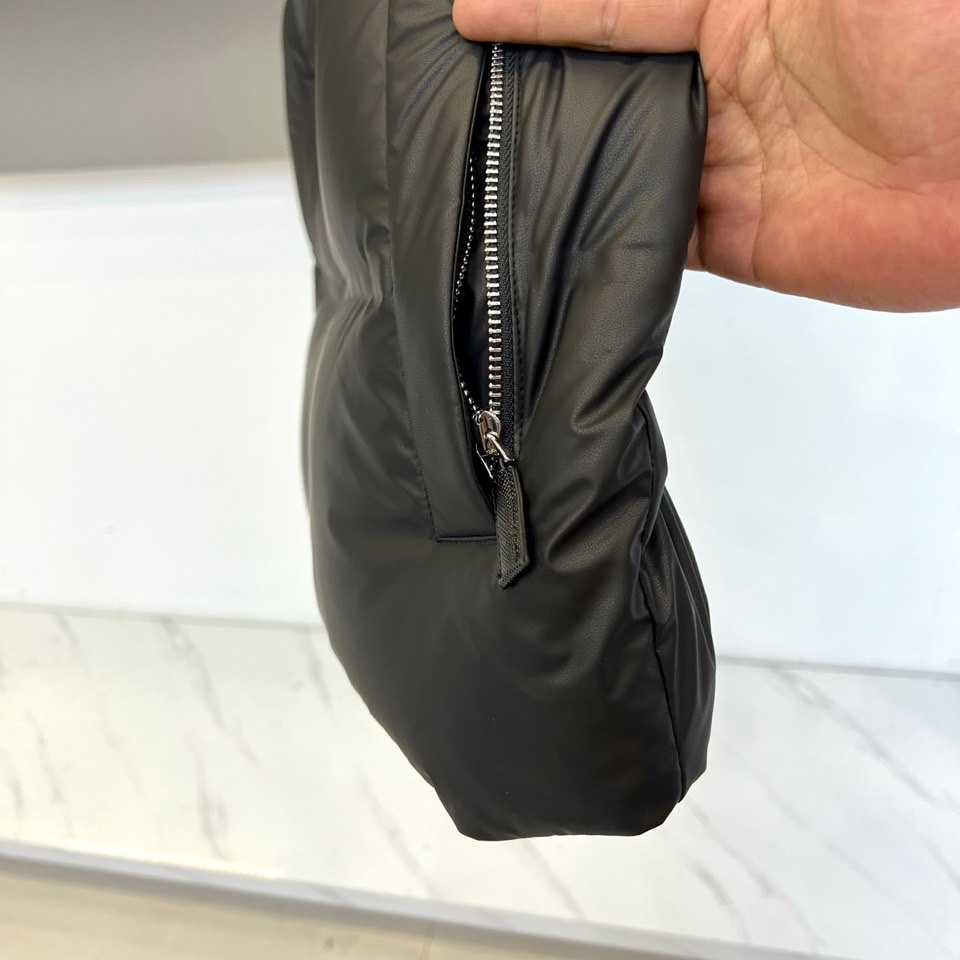 Prad普拉、2025秋冬新品 PRADA黑色绗缝羽绒马甲，这款马甲采用立领无袖设计，通过精准的菱形绗缝